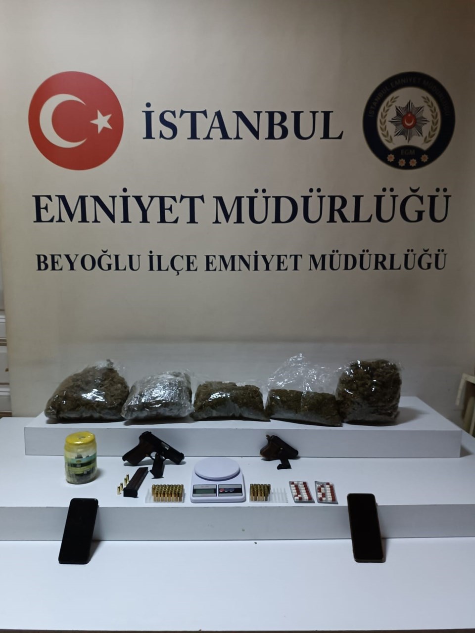 Beyoğlu'nda uyuşturucu operasyonu: 2,5 kilo uyuşturucuyu diş ağrısı için almış - 1