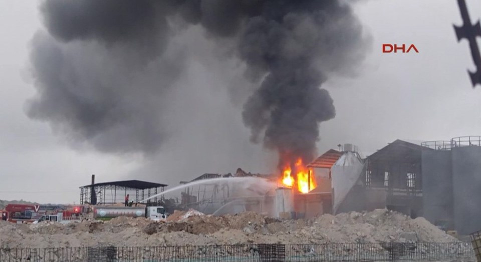 Kimya fabrikasında patlama sonrası yangın - 1