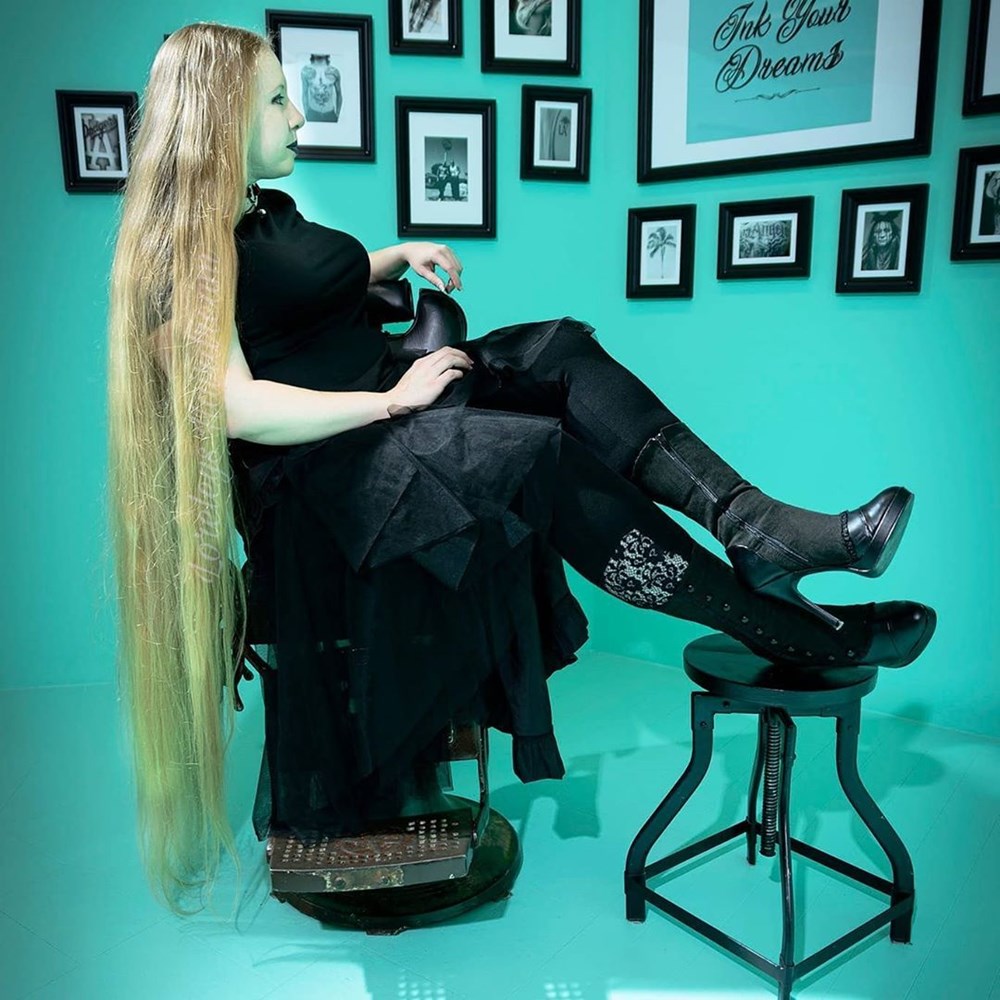 Gerçek �Rapunzel� Almanya’da bulundu 16 yaşından beri saçını uzatıyor