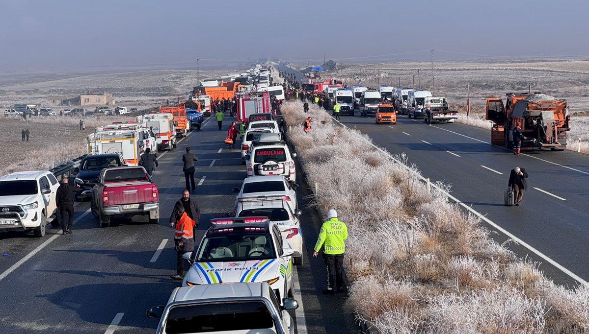 Van'da 30 araçlık zincirleme trafik kazası: 1 ölü, 51 yaralı Van'da 30 araçlık zincirleme trafik kazası: 1 ölü, 51 yaralı