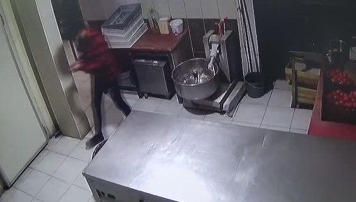 Ankara'da lokanta soygunu: Hırsız bulduğu pideyi yedi Ankara'da lokanta soygunu: Hırsız bulduğu pideyi yedi