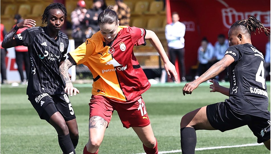 Derbide Galatasaray, Beşiktaş'ı 3-0'la geçti