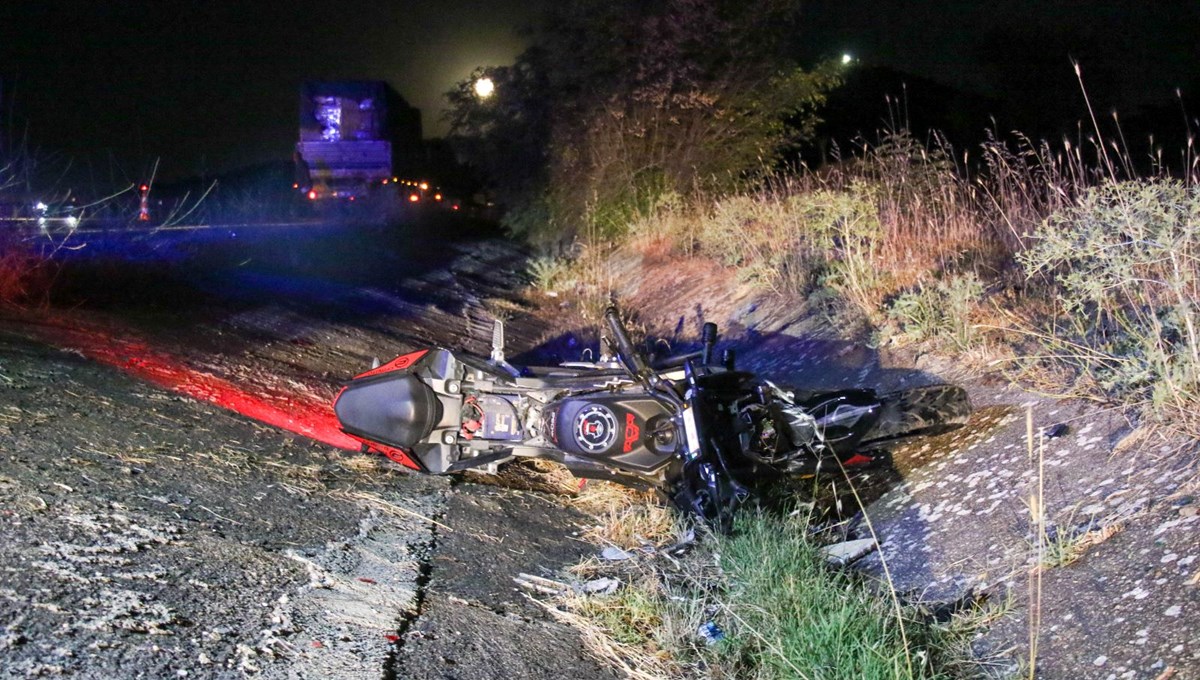 TIR'ın dorsesine çarpan motosikletli hayatını kaybetti