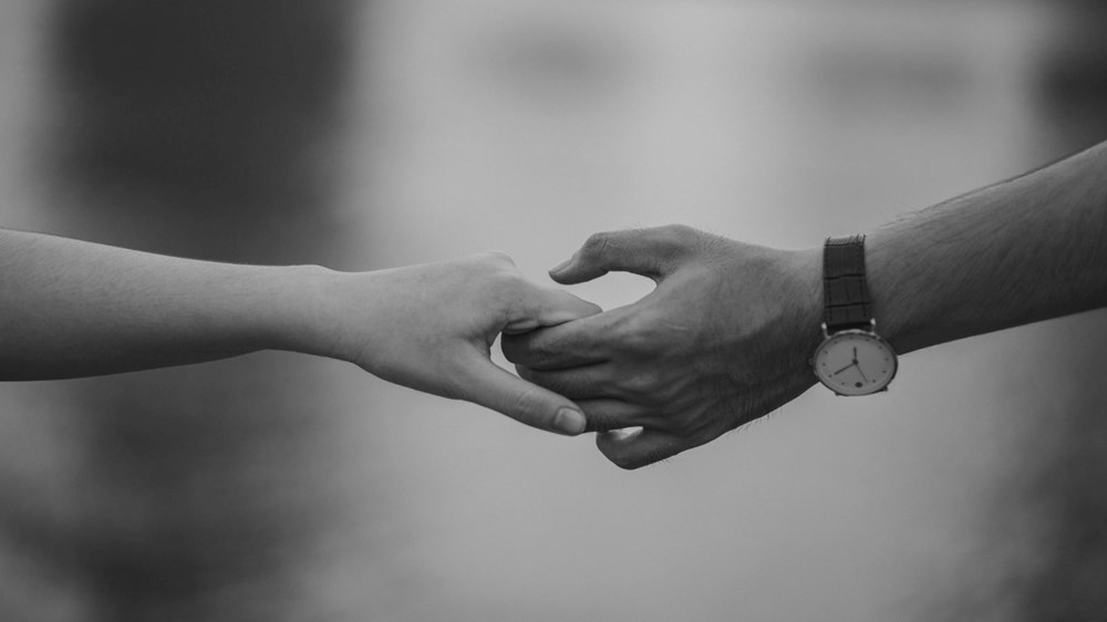 Partnerinizin sizi yeterince sevmediğini gösteren 24 işaret - 1