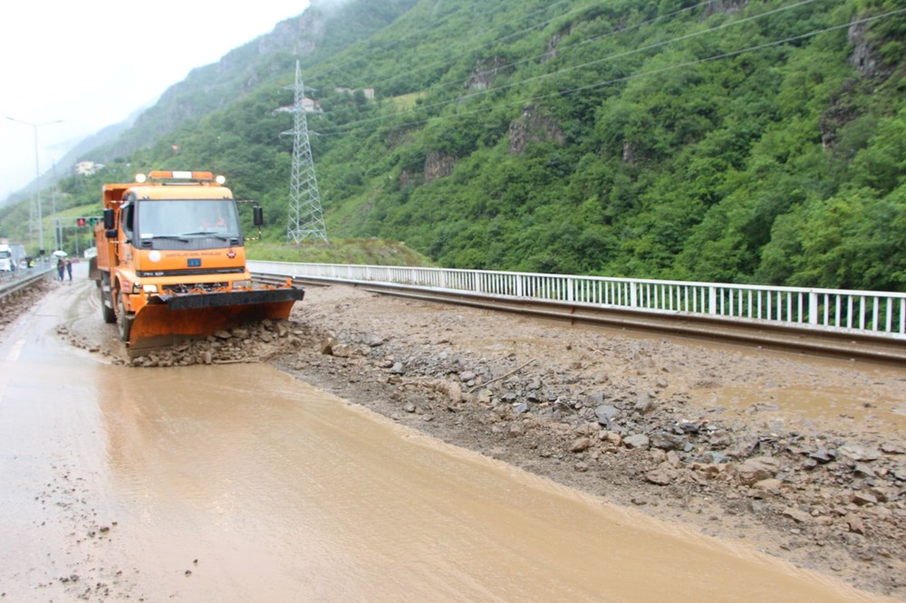 Trabzon-Gümüşhane yolunu taş ve çamur kapattı: Ulaşım tek şeritten sağlanıyor - 10
