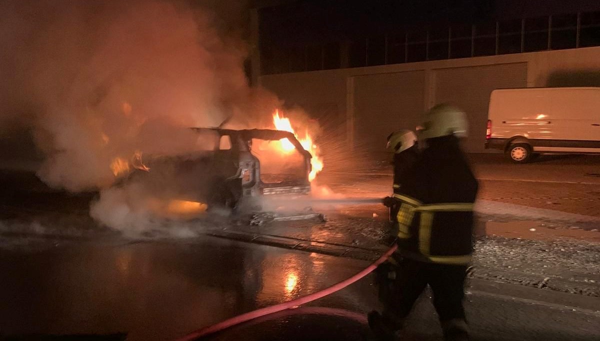 Seyir halinde motoru tutuştu: Lüks cip kullanılamaz hale geldi Seyir halinde motoru tutuştu: Lüks cip kullanılamaz hale geldi