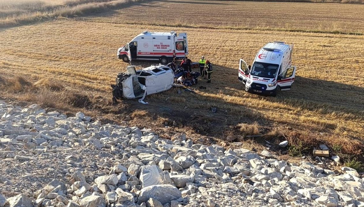 Hafif ticari araç tarlaya uçtu