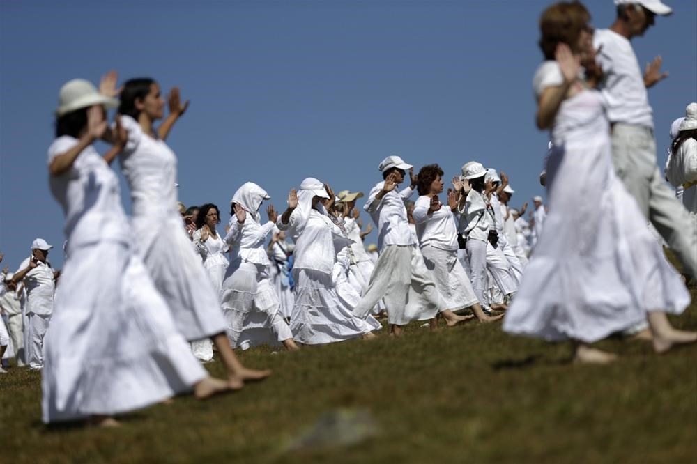 Вайт пати эмбарго 2023. Девушка в белом костюме. Белый костюм женский брючный палаццо. Сюцай в белых одеждах black myth. Группа людей в белой одежде.