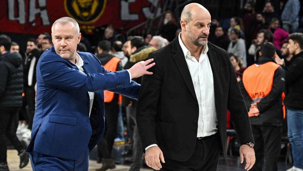 Galatasaray 25 sayılık farkı koruyamadı, koç Zvezdan istifa isteyen taraftarlarla tartıştı