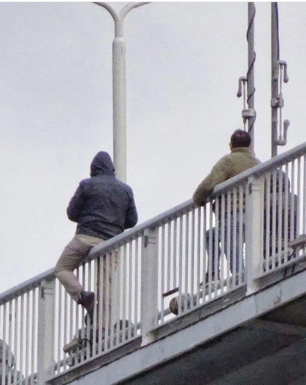 Haklarını isteyen işçiler köprüye çıktı: 2