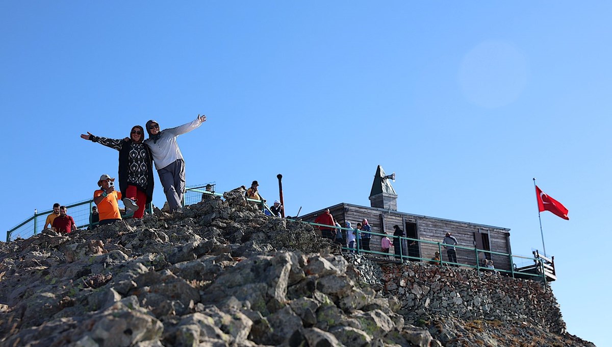 En iyi zirvelerden biri: Deniz seviyesinden 3 bin 200 metre yükseklikte