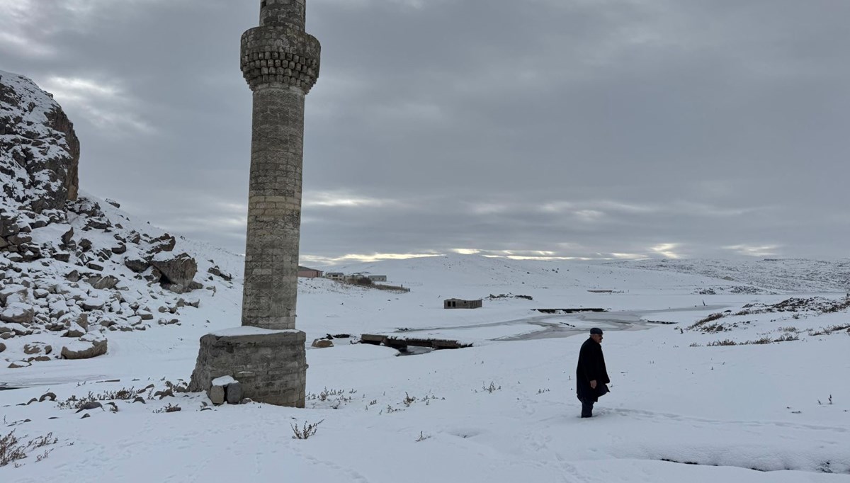 Sular altında kalan cami yeniden gün yüzüne çıktı