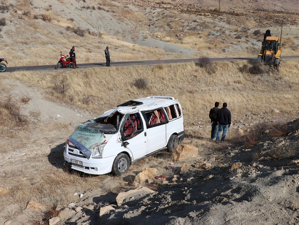 Diyarbakır'da öğrenci servisi şarampole devrildi: 1'i ağır, 9 yaralı - 1