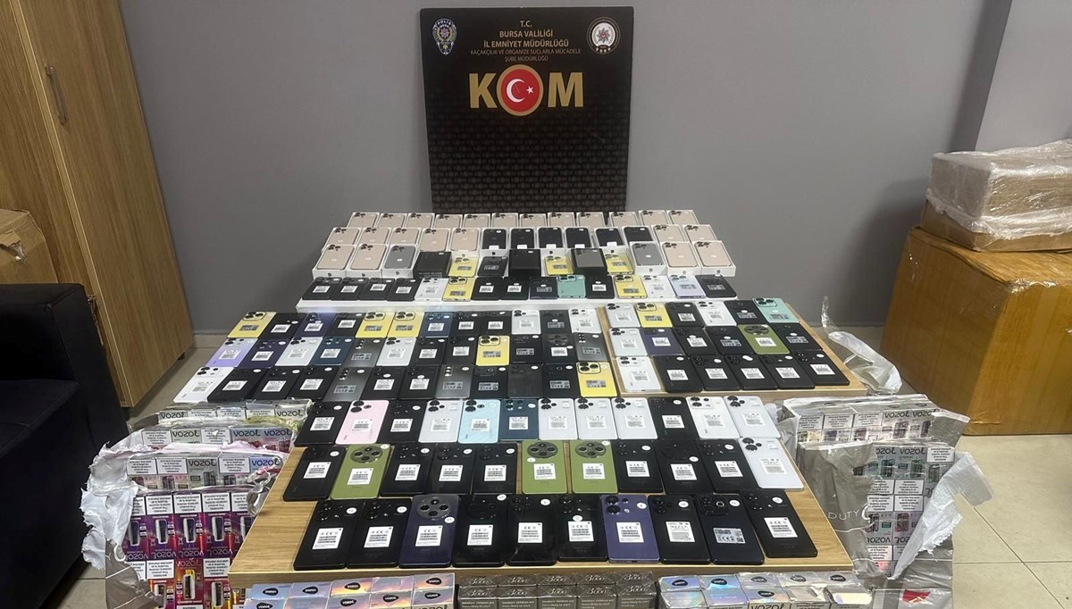 Bursa'da otobüse gizlenen kaçak cep telefonu ve sigaralar ele geçirildi Bursa'da otobüse gizlenen kaçak cep telefonu ve sigaralar ele geçirildi
