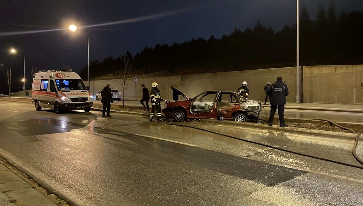 Seyir halindeyken yanan otomobilden atlayarak kurtuldu