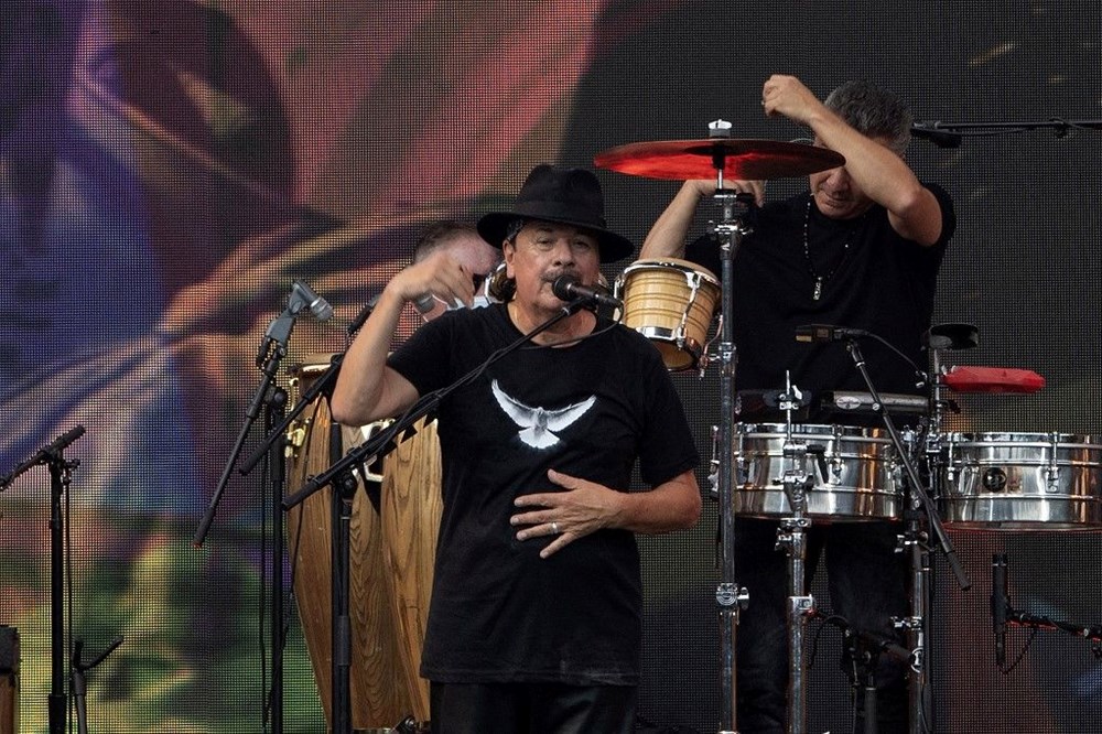 Efsane müzisyen Carlos Santana sahnede yere yığıldı - 7