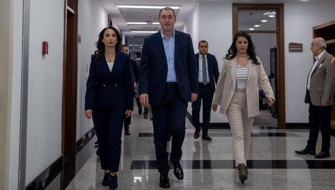 DEM Parti'den siyasi parti turu