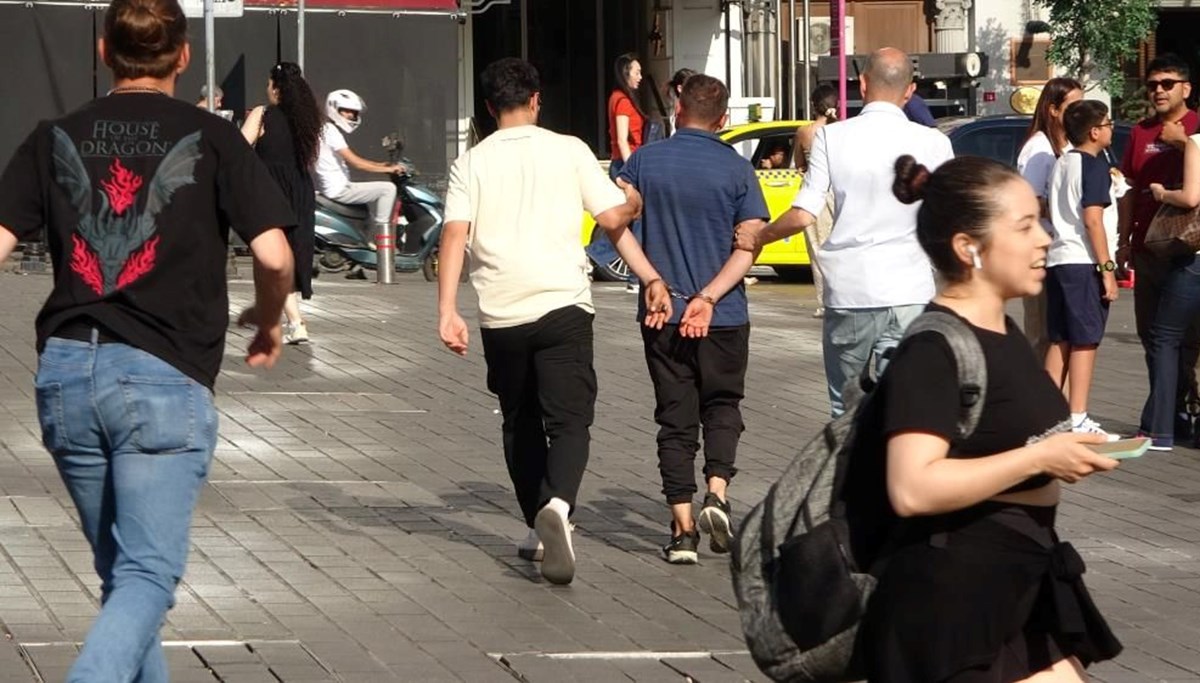Taksim Meydanı'nda hareketli anlar: “Öldürmek istiyorum†diye bağırdı, gözaltına alındı Taksim Meydanı'nda hareketli anlar: “Öldürmek istiyorum†diye bağırdı, gözaltına alındı