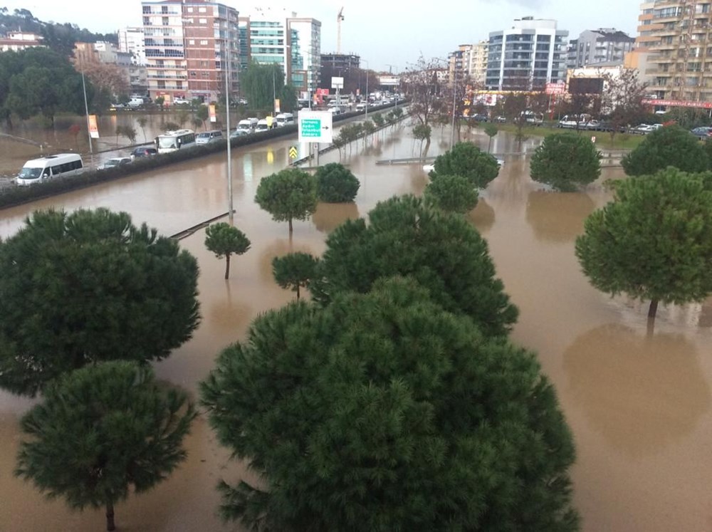 İzmir’i sel vurdu:1 kişi hayatını kaybetti - 8