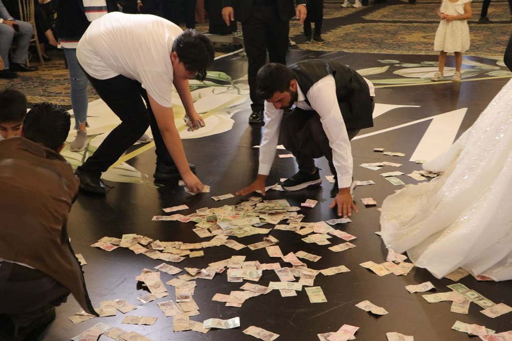 Düğünde dolarlar havada uçuştu: Geline 7 kilo altın takıldı - 4
