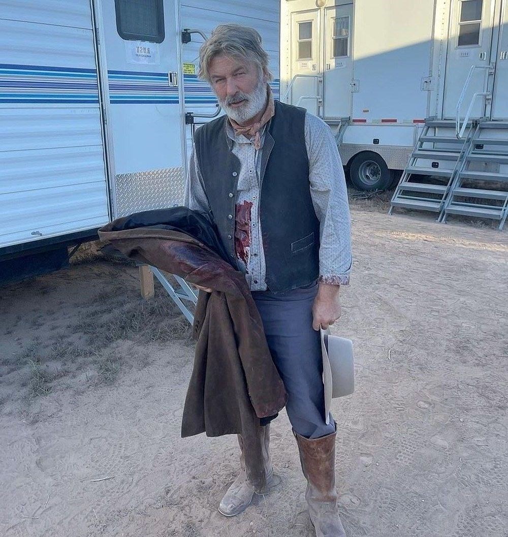 Ölümlü kaza sonrası Alec Baldwin yeniden "Rust" filmi setinde - 6