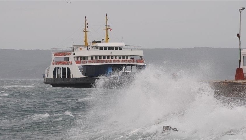 Feribot seferlerine fırtına engeli