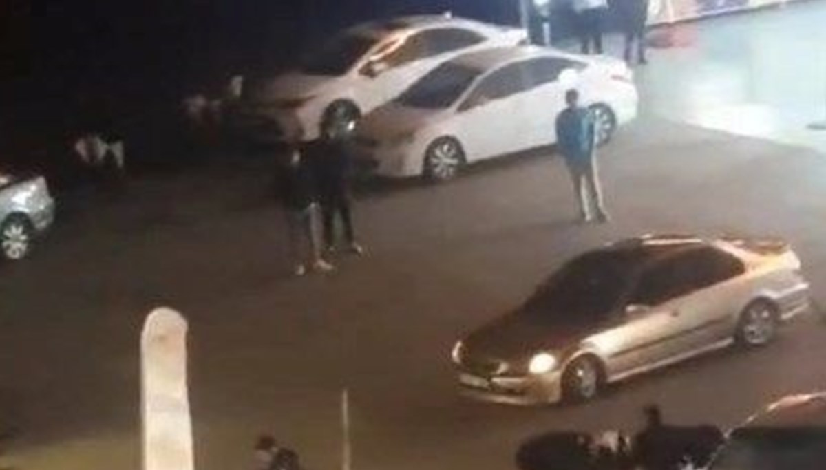 Otomobilde yüksek sesle müzik dinleyen 3 kişiye gözaltı Otomobilde yüksek sesle müzik dinleyen 3 kişiye gözaltı