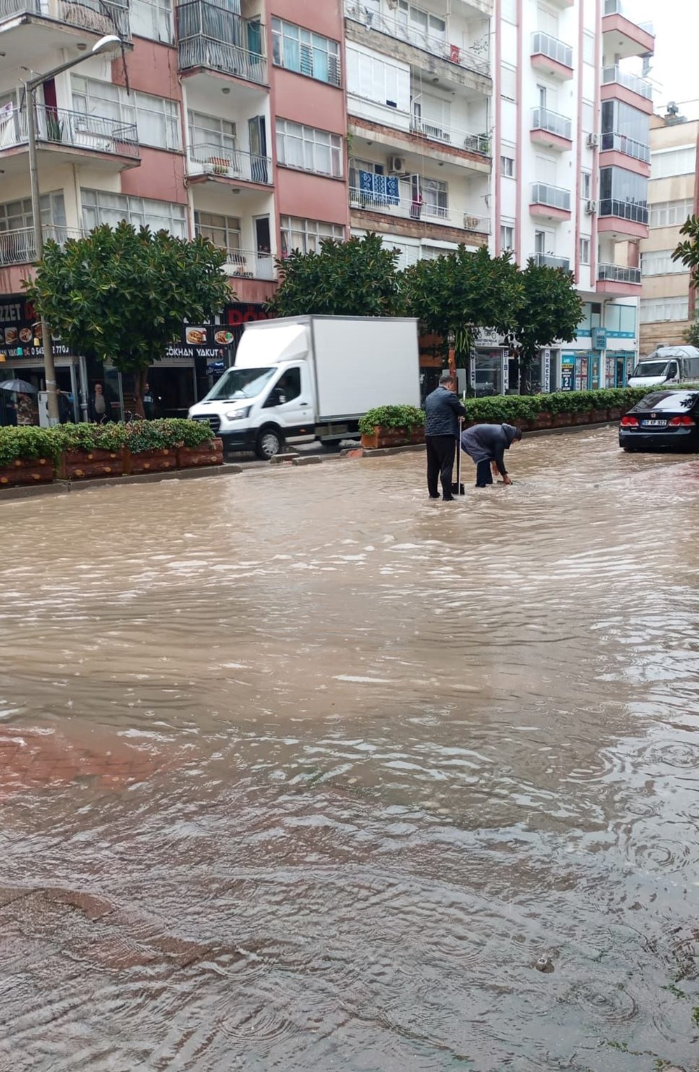 Antalya'da sağanak: Ev ve iş yerlerini su bastı - 7
