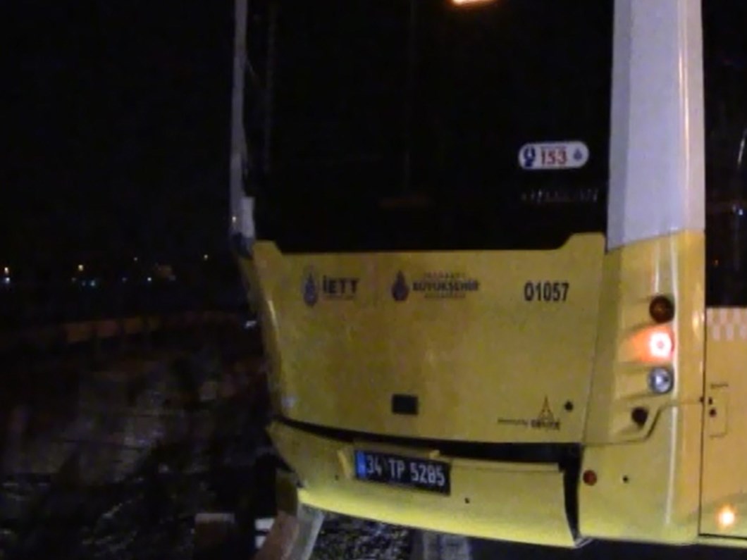 Silivri De Iett Otobusu Kaza Yapti E 5 Te Trafik Durdu Ntv