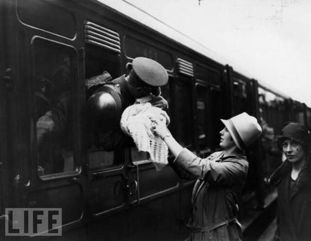 Прощание на фронт. Прощание с солдатами на вокзале 1941. Провожают на войну. Солдаты в поезде. Солдат провожают на фронт.