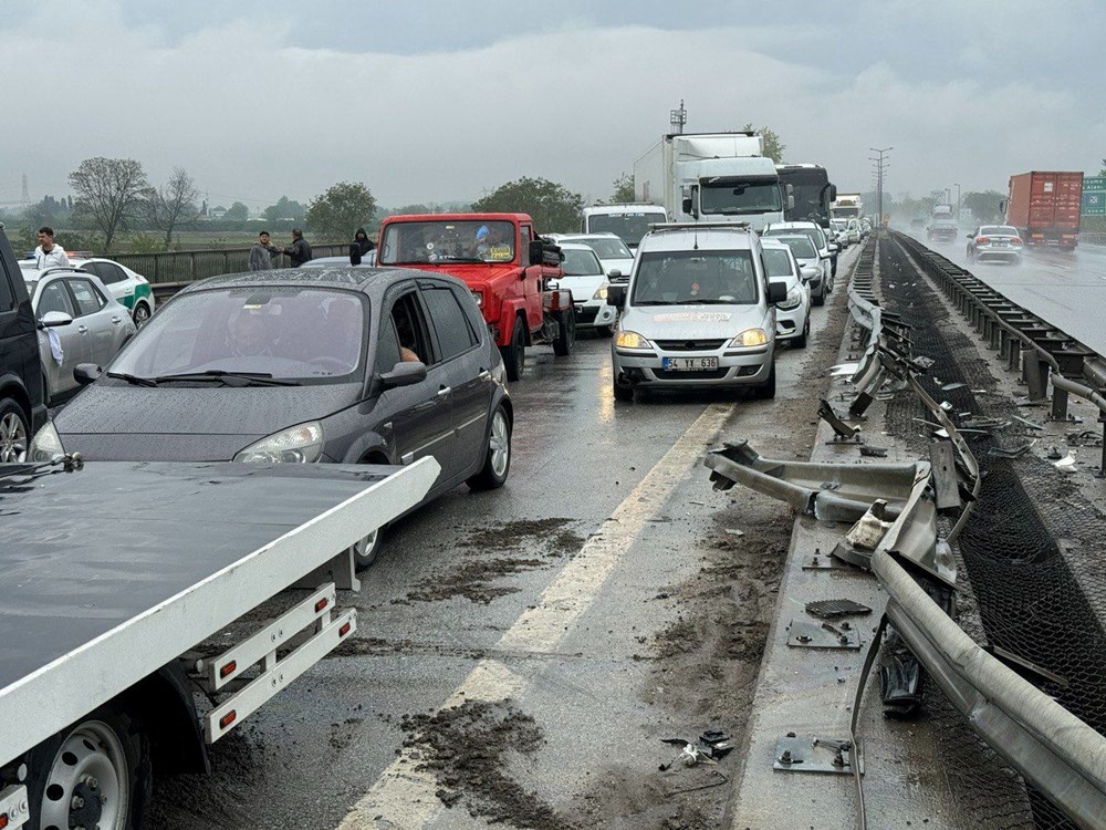 Makas atan TIR bariyere çarptı, İstanbul yönü trafiğe kapandı - 4
