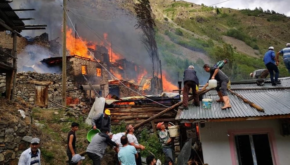 Artvin'de yangın: Alevler diğer evlere sıçradı