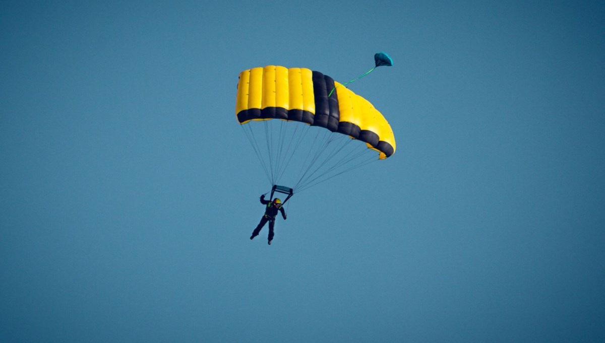 Base jump dünya rekortmeni Kuzey Marmara Otoyolu’ndan paraşütle atladı