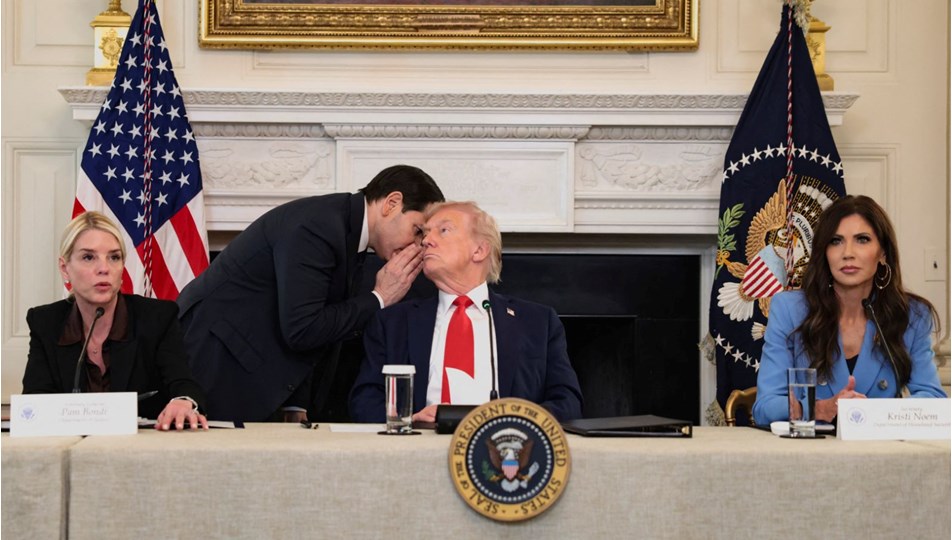 Trump'a toplantıyı erken sonlandıran not: Rubio kulağına fısıldayarak verdi