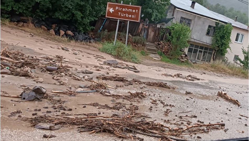 Gümüşhane’de Yoğun Yağış, Erzincan Yolunu Kapattı