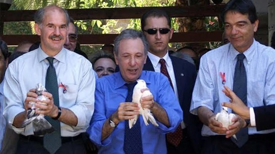 Papandreu (solda) ve İsmail Cem