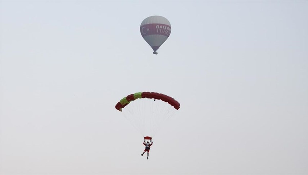 Noel Baba kostümüyle sıcak hava balonundan atladı Noel Baba kostümüyle sıcak hava balonundan atladı