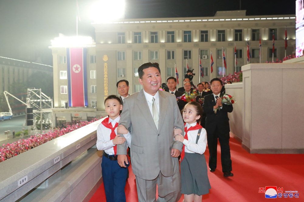 Kuzey Kore'nin askeri geçit töreninde koruyucu kıyafet kullanıldı - 11
