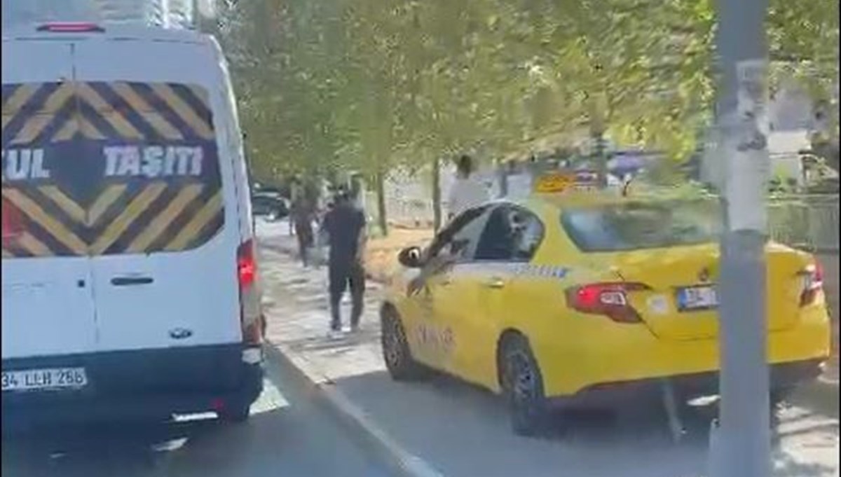İstanbul'da kaldırımda ilerleyen taksiye para cezası kesildi İstanbul'da kaldırımda ilerleyen taksiye para cezası kesildi