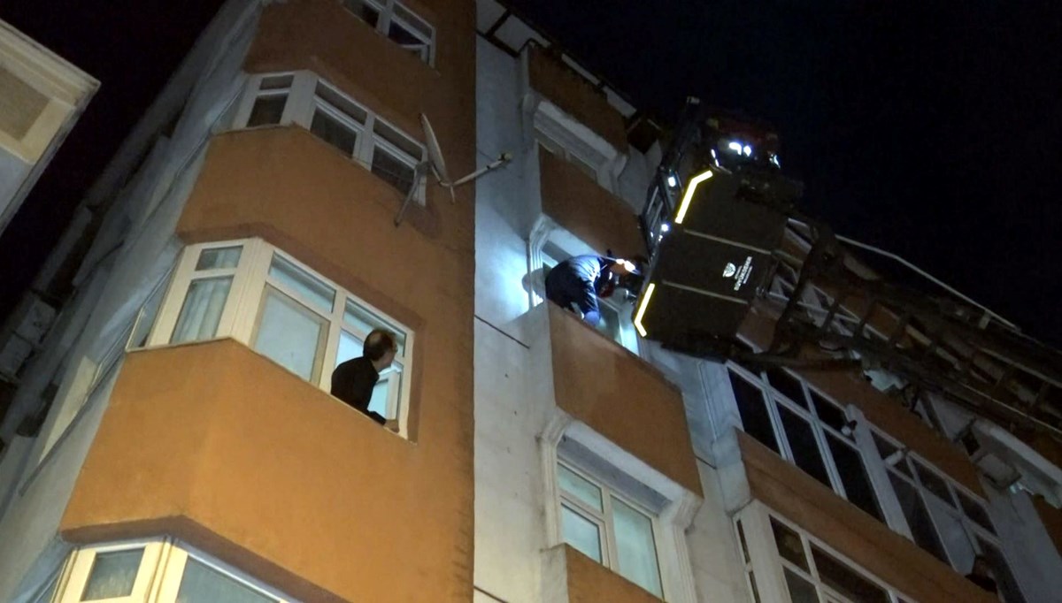 Banyoda mahsur kalan adamı yardımına itfaiye yetişti Banyoda mahsur kalan adamı yardımına itfaiye yetişti