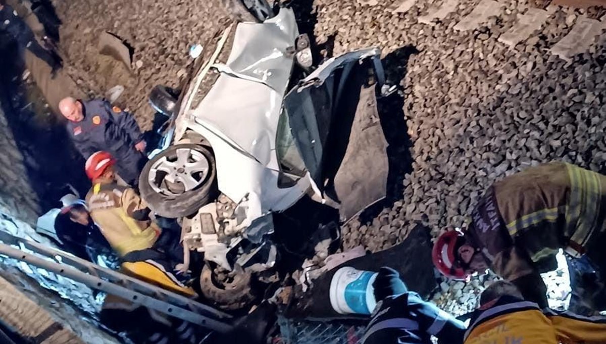 Ankara’da kontrolden çıkan otomobil demir yoluna düştü: 1 ölü, 2 ağır yaralı Ankara’da kontrolden çıkan otomobil demir yoluna düştü: 1 ölü, 2 ağır yaralı