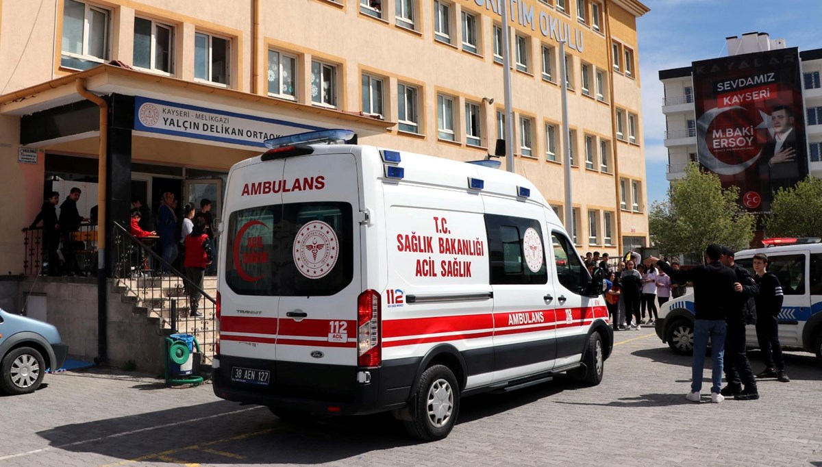 Ortaokul öğrencisi para için okulda arkadaşını bıçakladı Ortaokul öğrencisi para için okulda arkadaşını bıçakladı