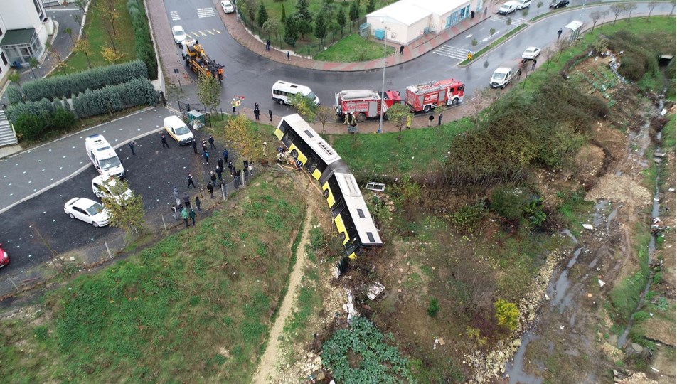 Son Dakika Haberi Istanbul Da Basaksehir De Iett Otobusu Yoldan Cikti Ntv
