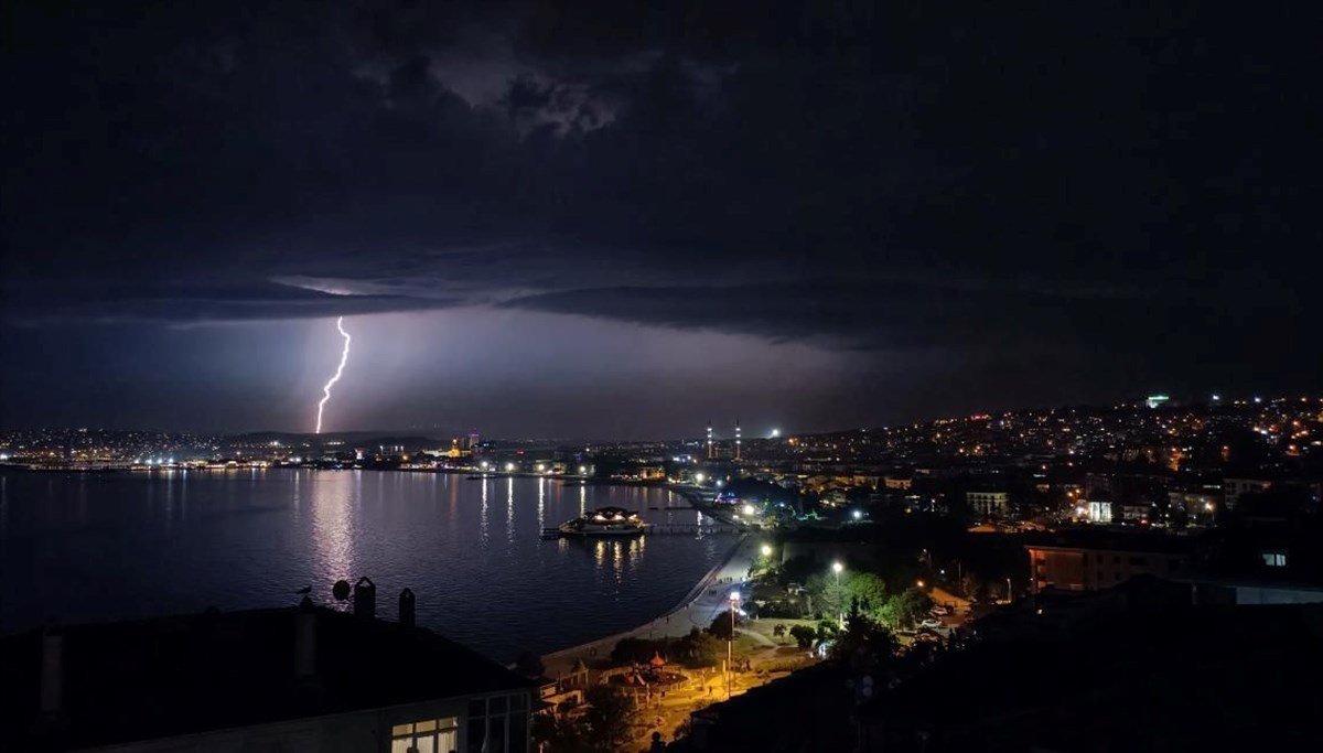 İstanbul'da şimşekler geceyi aydınlattı