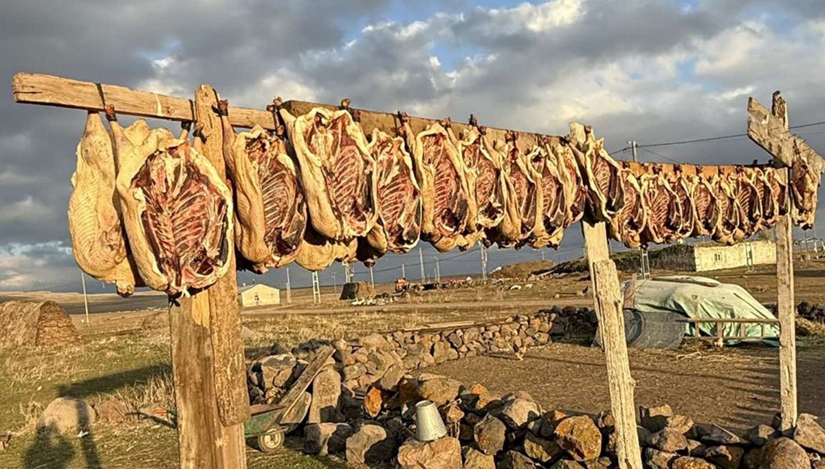 Özenle temizlenip tellere asılıyor: Soğuk kış günlerinde sofraların baş köşesinde yer alıyor Özenle temizlenip tellere asılıyor: Soğuk kış günlerinde sofraların baş köşesinde yer alıyor