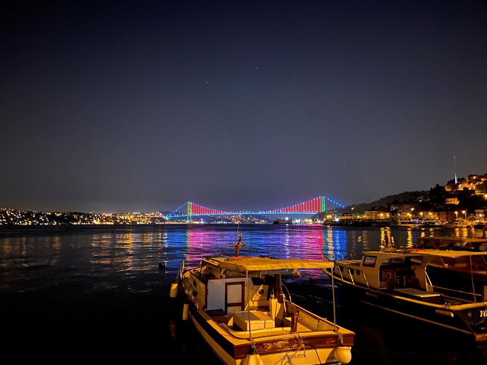 İstanbul’da köprüler Azerbaycan bayrağının renkleriyle aydınlatıldı - 1