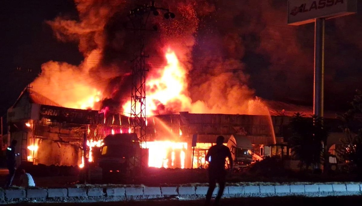 Hatay'da lastik bayisi alevlere teslim oldu Hatay'da lastik bayisi alevlere teslim oldu