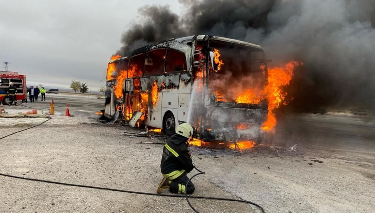 İzmir'den Hatay'a giden otobüste yangın: Patlak lastikle yolculuk iddiası İzmir'den Hatay'a giden otobüste yangın: Patlak lastikle yolculuk iddiası