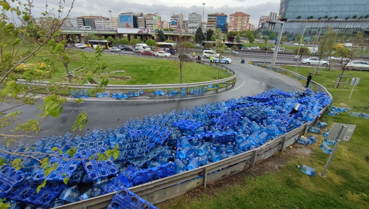 Yüzlerce damacana yola saçıldı Yüzlerce damacana yola saçıldı