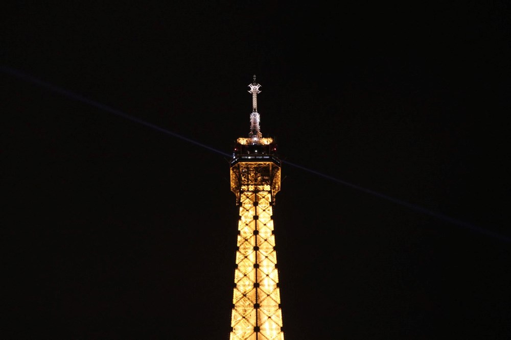 Paris'in sembolü Eyfel Kulesi enerji tasarrufu için erken karartıldı - 4